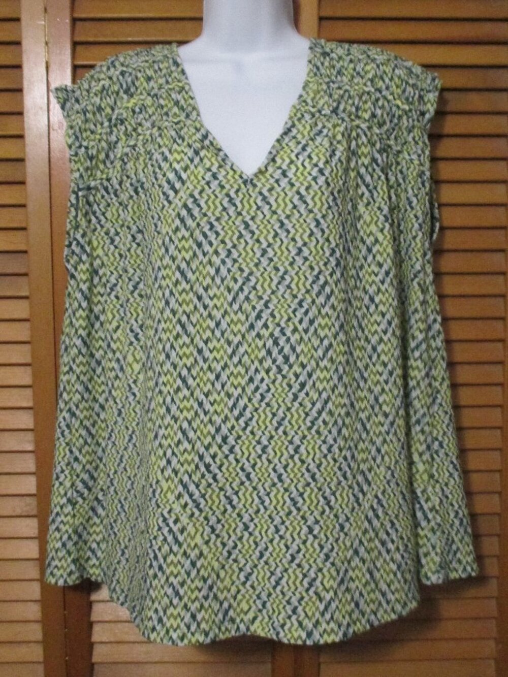 Liverpool top V neck sleeveless, lightweight flowy, cute back, size 1x